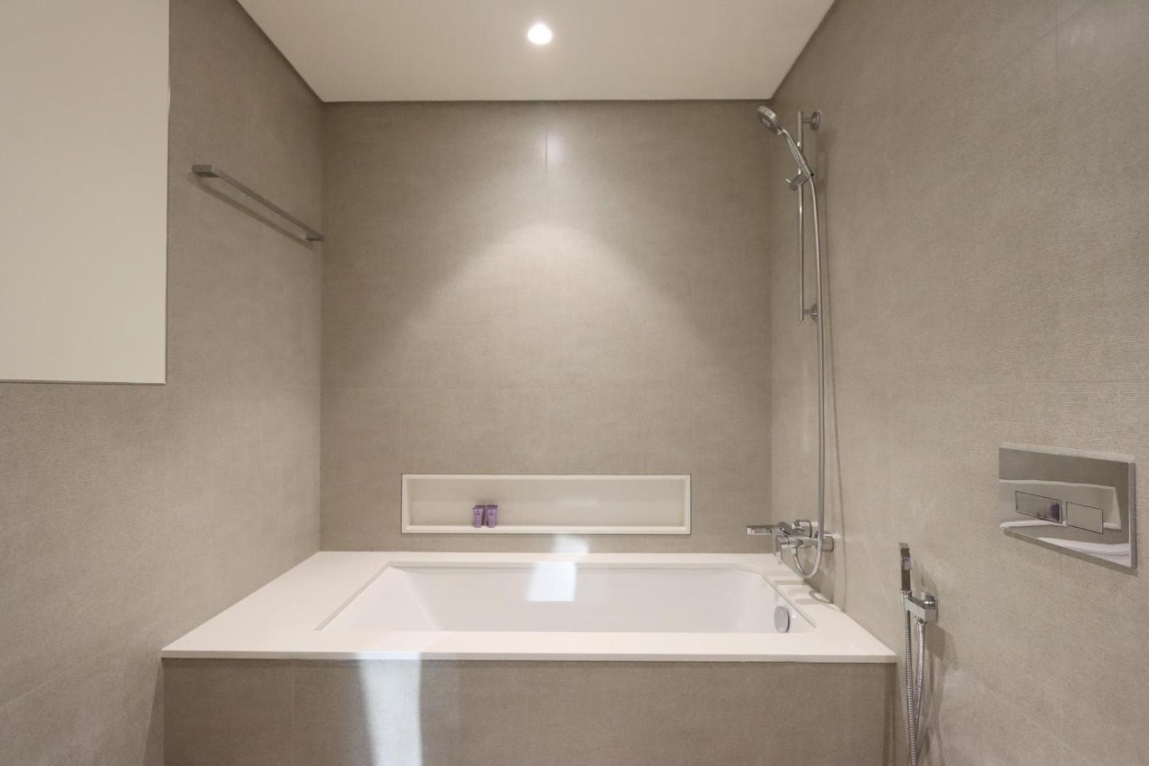 Livbnb-prestige 1br In Grande, Pool With Iconic Burj Khalifa View * Dubai
